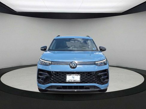 Used 2025 Volkswagen Tiguan SE R-Line AWD/4WD image 3