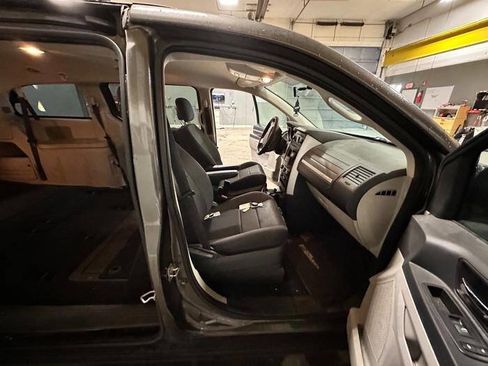 Used 2010 Dodge Grand Caravan SE FWD image 26
