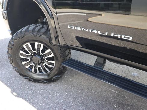 Used 2021 GMC Sierra 2500 Denali w/ Denali Black Diamond Edition AWD/4WD image 3