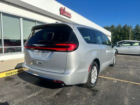 New 2026 Chrysler Pacifica Select FWD image 11