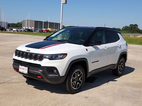 Used 2025 Jeep Compass Trailhawk AWD/4WD image 3