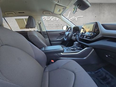 Used 2025 Toyota Highlander LE image 24