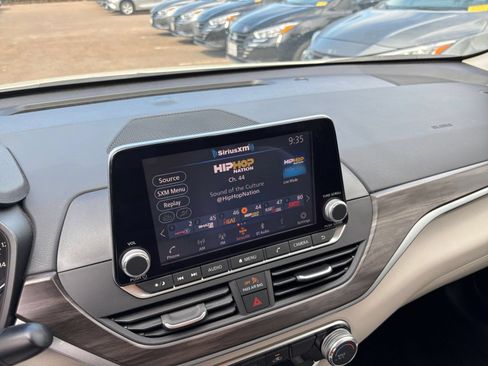 Used 2025 Nissan Altima 2.5 SV FWD image 19