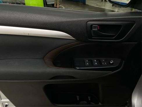 Used 2019 Toyota Highlander LE AWD/4WD image 25