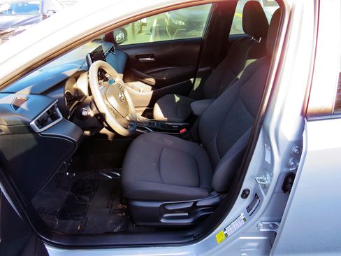 Used 2021 Toyota Corolla LE image 11