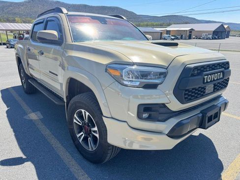 Used 2020 Toyota Tacoma TRD Sport w/ TRD Premium Sport Package AWD/4WD image 4