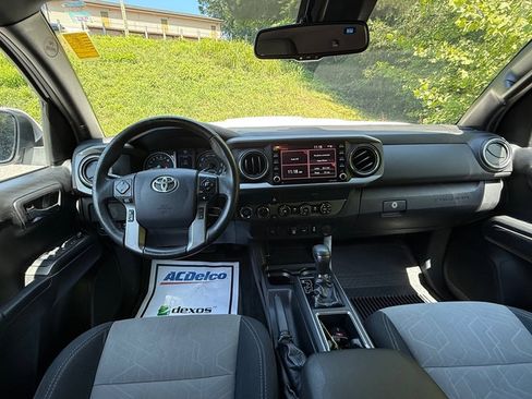 Used 2020 Toyota Tacoma TRD Sport AWD/4WD image 11