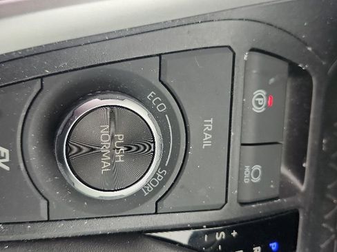 Used 2020 Toyota RAV4 XLE AWD/4WD image 5