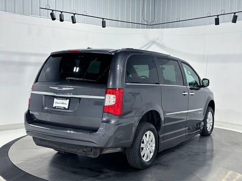 Used 2016 Chrysler Town & Country Touring w/ Driver Convenience Group FWD image 6