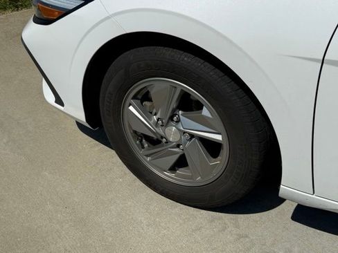 Used 2024 Hyundai Elantra SE FWD image 5