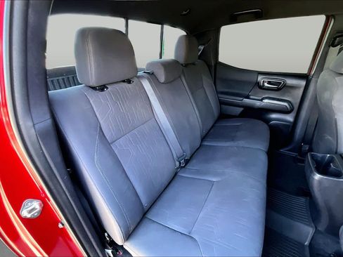 Certified 2018 Toyota Tacoma TRD Off-Road AWD/4WD image 20