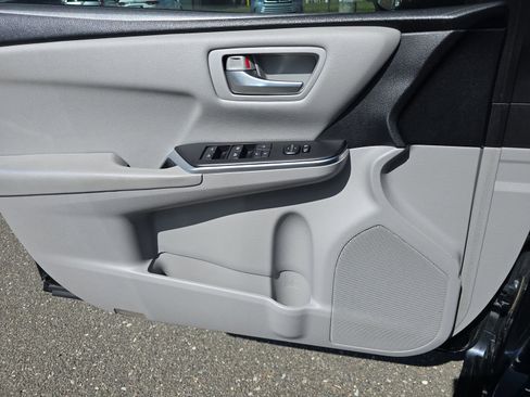 Used 2016 Toyota Camry SE image 25