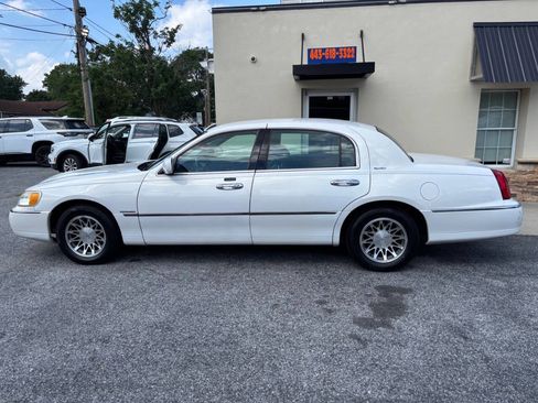 Used 2000 Lincoln Town Car Signature image 8