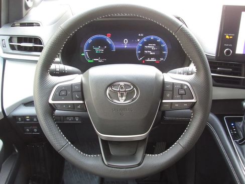 Used 2025 Toyota Sienna XSE AWD/4WD image 28