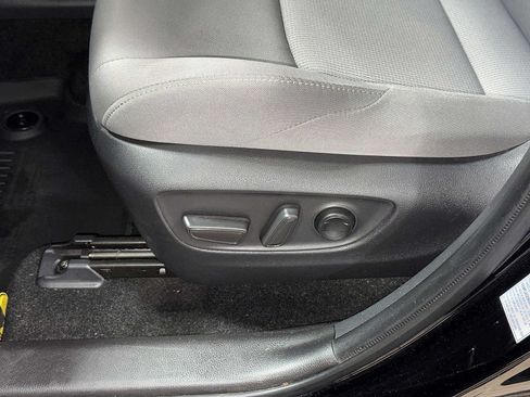Used 2021 Toyota Venza LE AWD/4WD image 23