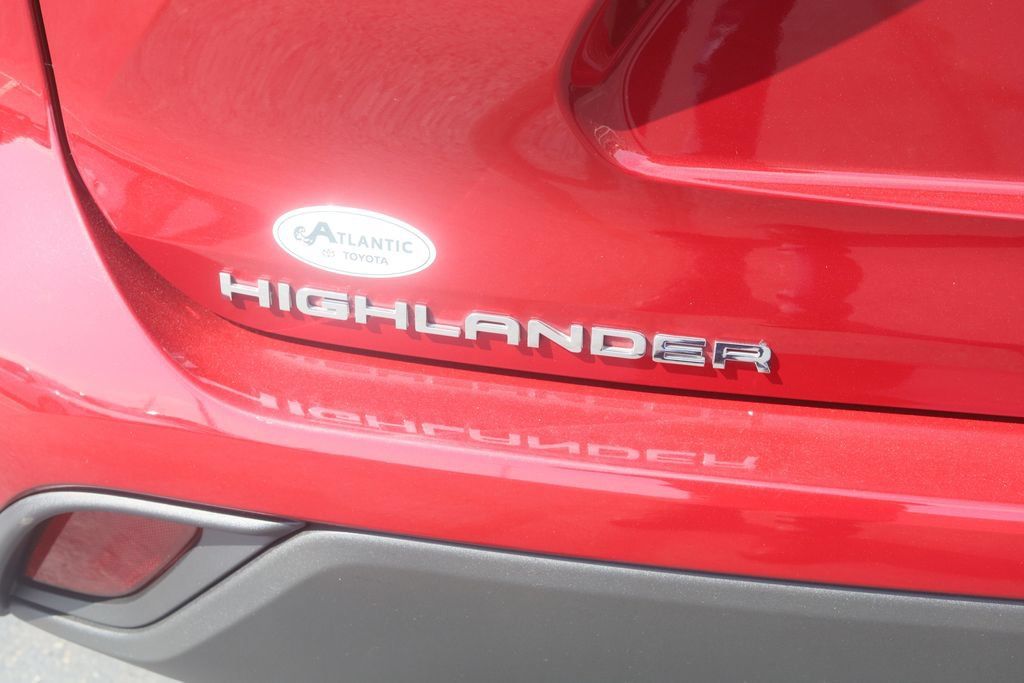 Certified 2021 Toyota Highlander XLE AWD/4WD image 34