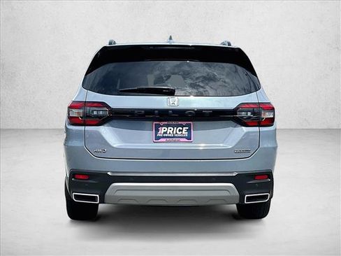Used 2025 Honda Pilot Touring image 4