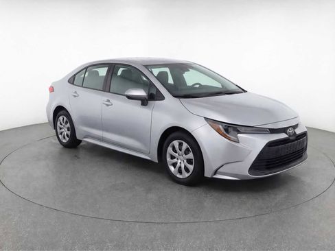 Used 2025 Toyota Corolla LE image 3