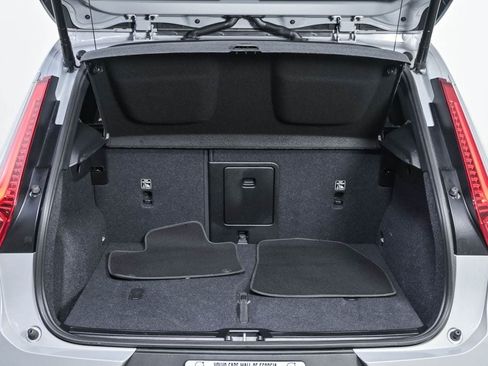 Certified 2025 Volvo XC40 B5 Plus AWD/4WD image 30