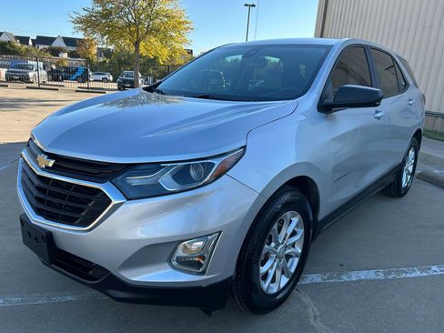 Used 2020 Chevrolet Equinox LS image 2