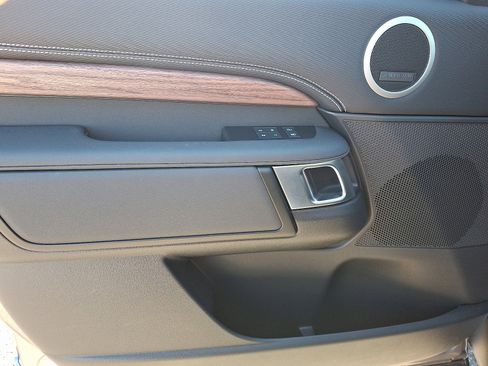 Used 2025 Land Rover Discovery Dynamic SE image 12