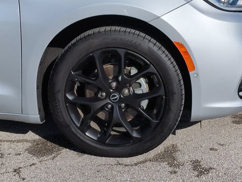 Used 2026 Chrysler Pacifica Limited w/ S Appearance Package FWD image 10