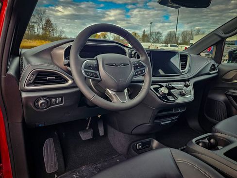 New 2026 Chrysler Pacifica Select image 14