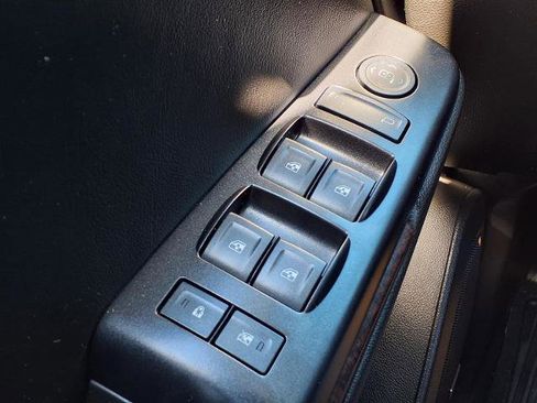 Used 2017 GMC Yukon SLE w/ SLE Value Package image 16