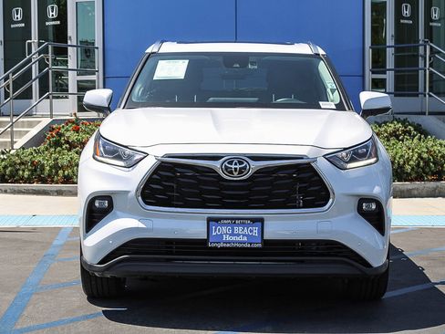 Used 2023 Toyota Highlander Limited FWD image 2