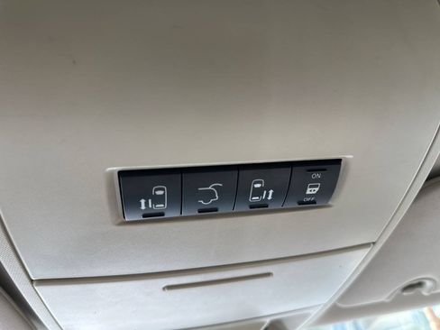 Used 2015 Chrysler Town & Country Touring w/ Driver Convenience Group FWD image 18