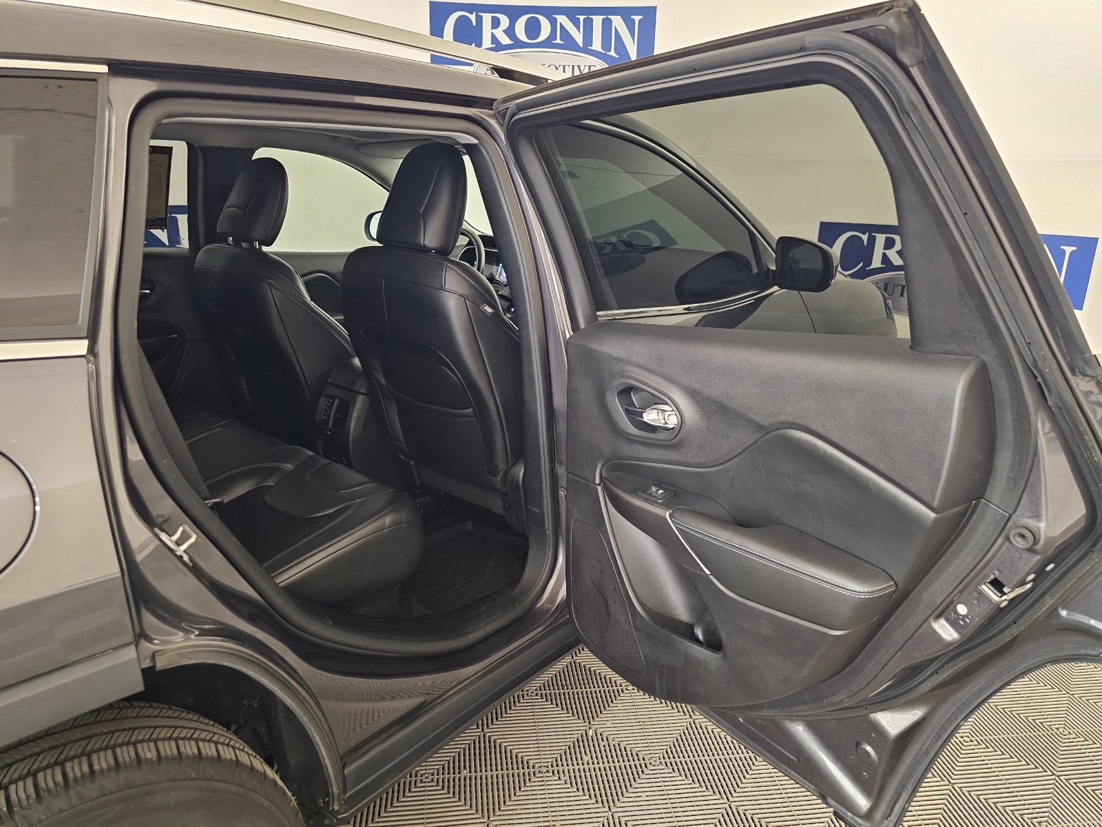 Used 2020 Jeep Cherokee Latitude Plus w/ Comfort/Convenience Group AWD/4WD image 28