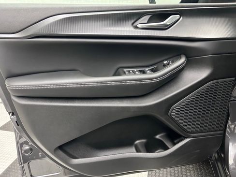 New 2025 Jeep Grand Cherokee Altitude image 10