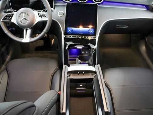 Used 2025 Mercedes-Benz C 300 Sedan image 25