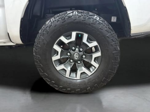 Used 2020 Toyota Tacoma SR5 RWD image 25
