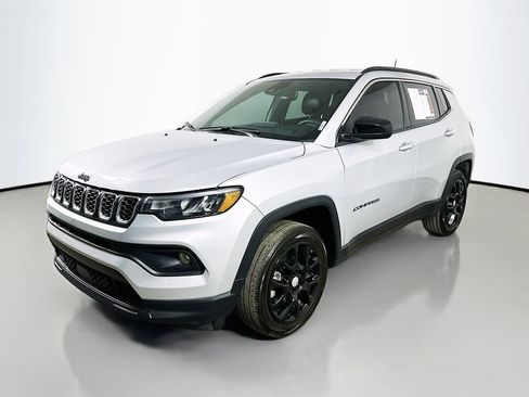 Used 2024 Jeep Compass Latitude AWD/4WD image 3