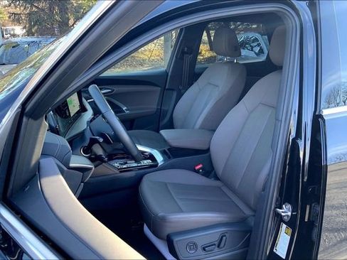 Used 2025 Audi Q5 Premium w/ Convenience Package image 7