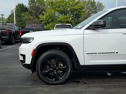 Used 2023 Jeep Grand Cherokee L Laredo AWD/4WD image 34