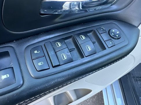 Used 2019 Dodge Grand Caravan SXT FWD image 19