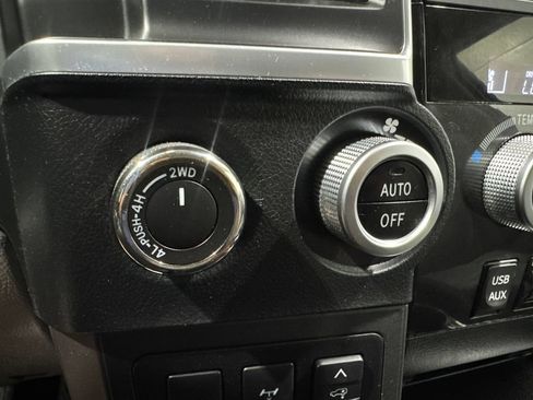Used 2018 Toyota Sequoia Platinum AWD/4WD image 38