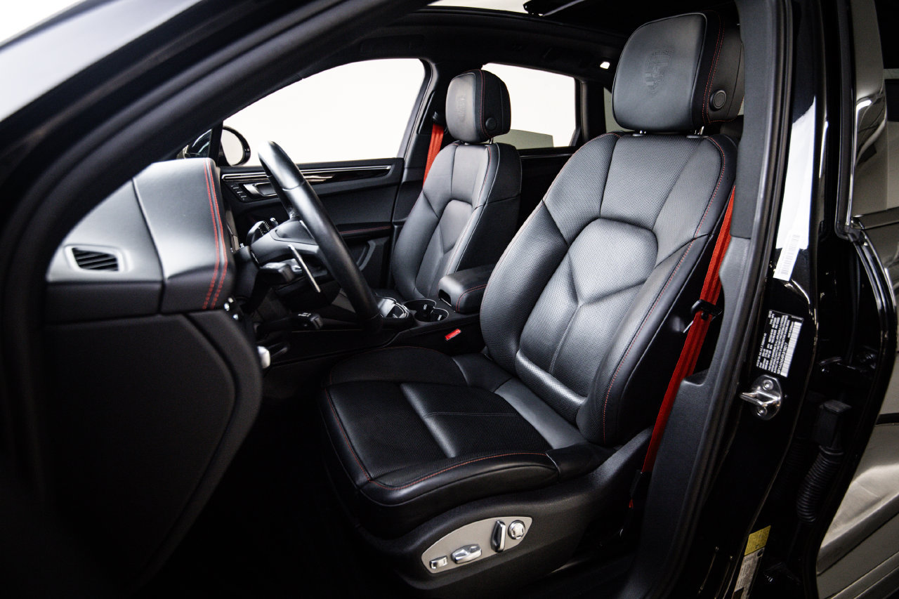 Certified 2023 Porsche Macan Turbo AWD/4WD image 5