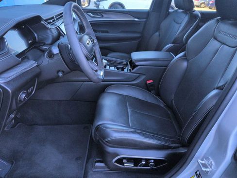 Used 2024 Jeep Grand Cherokee Overland w/ Luxury Tech Group IV image 16