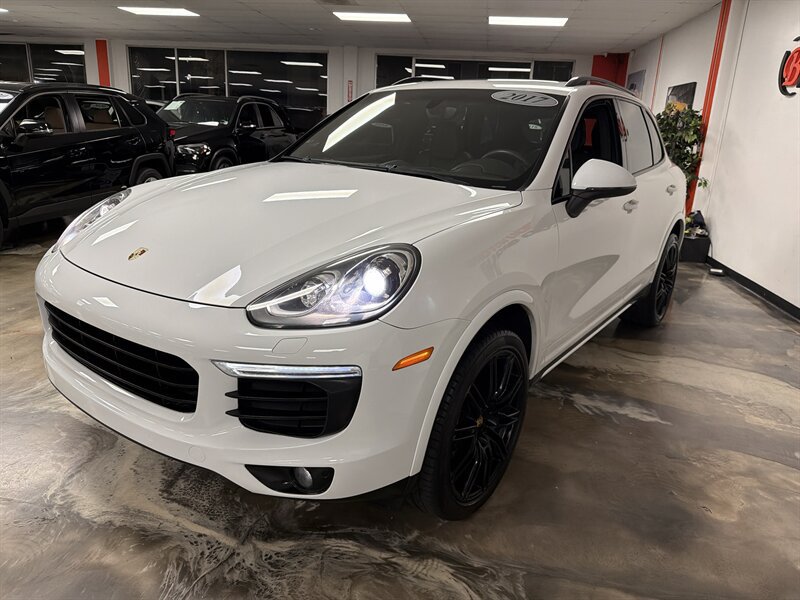 Used 2017 Porsche Cayenne Platinum Edition w/ Premium Package (PJV) AWD/4WD image 4
