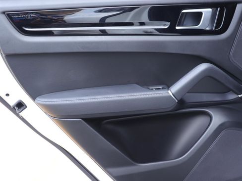 Used 2021 Porsche Cayenne image 12