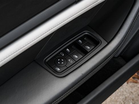 Used 2022 Porsche Taycan image 44