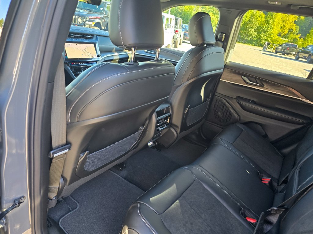 New 2027 Jeep Grand Cherokee Altitude RWD image 24
