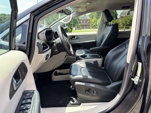 Used 2023 Chrysler Pacifica Touring-L AWD/4WD image 13