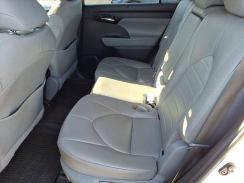 Used 2020 Toyota Highlander XLE image 7