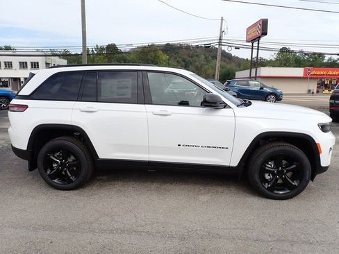 New 2025 Jeep Grand Cherokee Limited w/ Black Appearance Package image 8