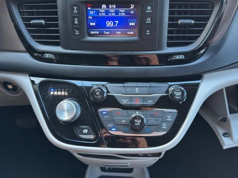 Used 2017 Chrysler Pacifica LX image 24