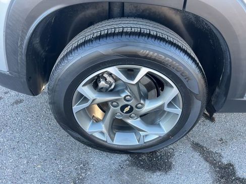 Used 2025 Chevrolet Trax LT w/ LT Convenience Package image 16